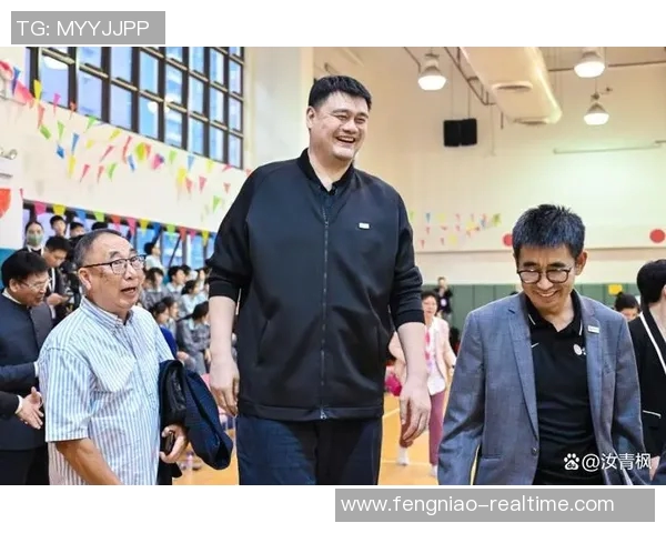 姚明与劳伦斯携手领奖展现体育精神与友谊的完美结合